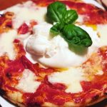 Pizza margherita con burrata