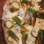 Pizza con gorgonzola e fiori di zucca