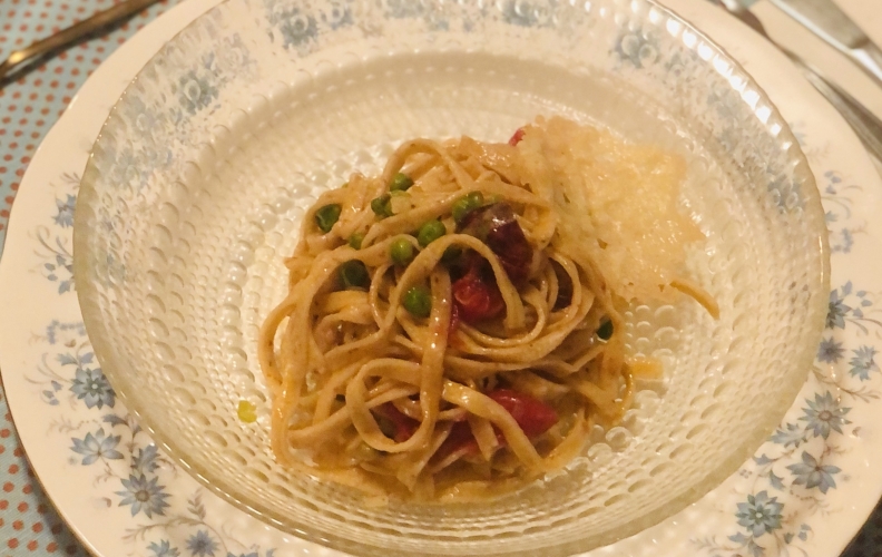 Tacconi con pisolini, pomodorini arrosto e porro