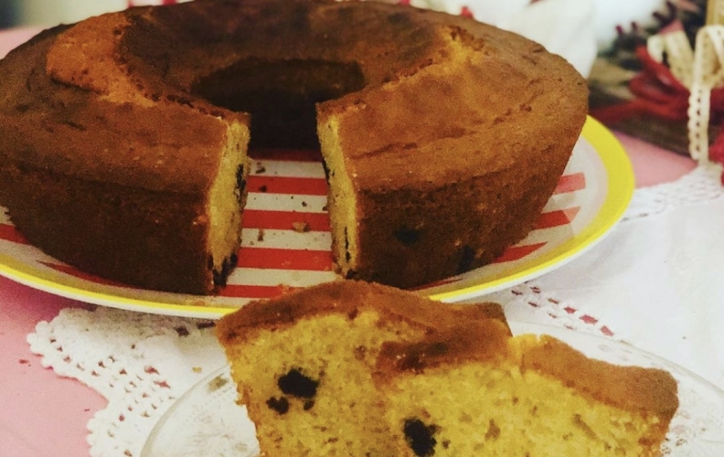 Ciambellone goloso ( con uvetta e noccioline)