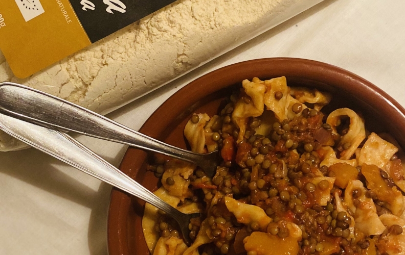 Pappardelle al farro con ragù di lenticchie e zucca